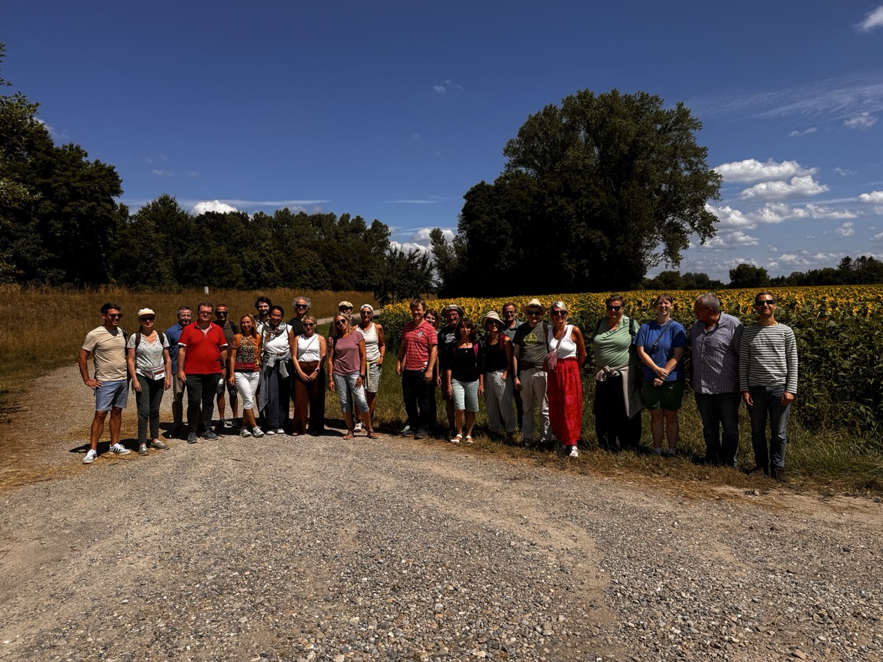 Mitarbeitende des Lehrkörpers und der Verwaltung der Musik- und Kunstschule Achern Oberkirch vor einer sommerlichen Wiese mit Bäumen