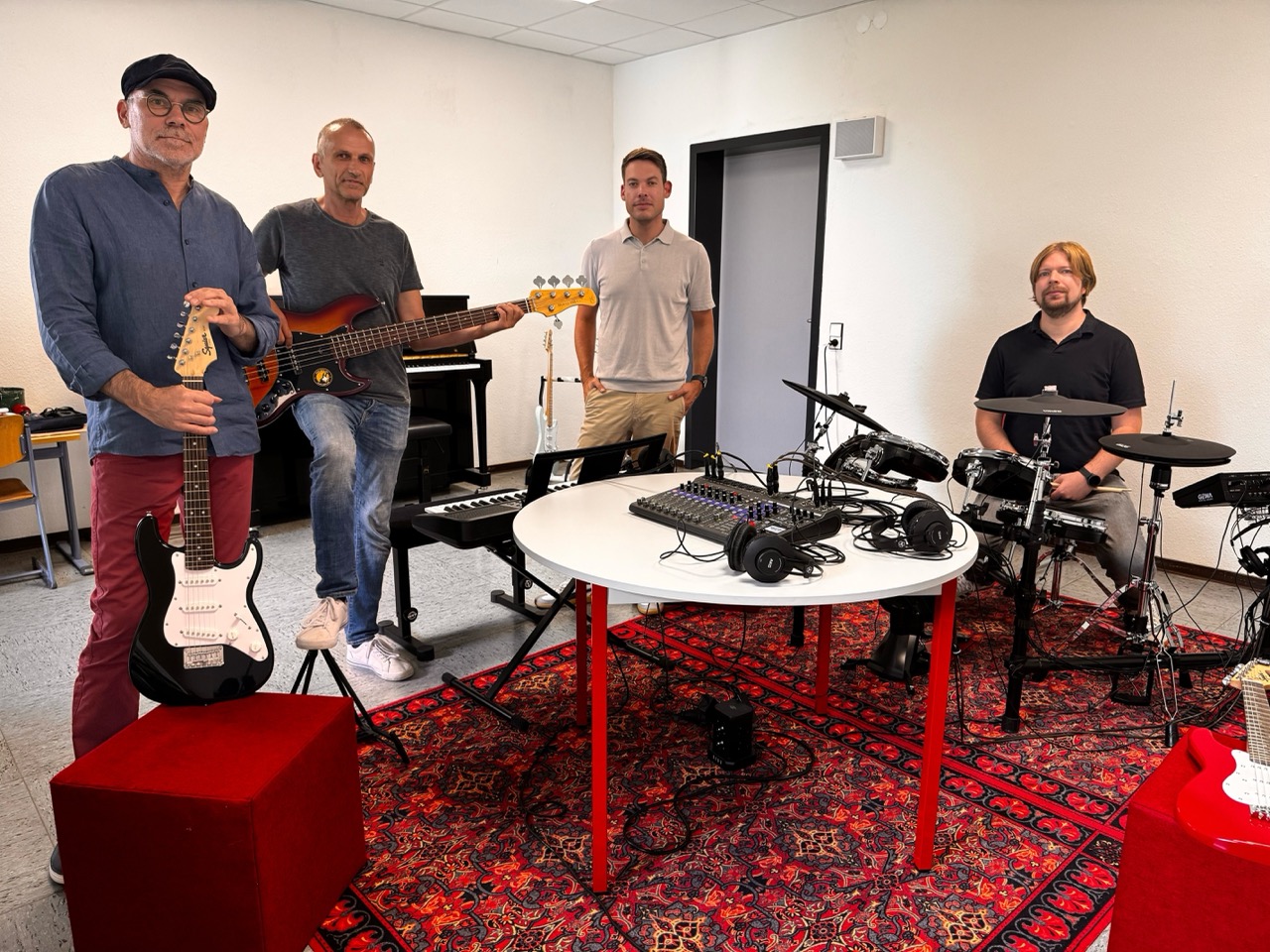 Lehrkräfte mit Instrumenten in der Groovewerkstatt mit Schulleiter Nico Zipp