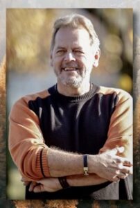 Schlagzeuglehrer Gerhard Kreuz vor einem herbstlichen Hintergrund.