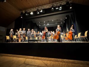 Die Mitspieler und der Dirigent des Sinfonierorchesters der Musik- und Kunstschule Achern Oberkirch stehen auf einer Bühne