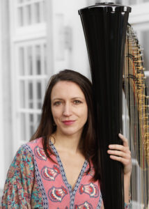 Claire Augier de Lajallet mit Harfe