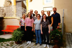 Pauline Brusseau steht mit weiteren Teilnehmern der Fortbildung vor einem Gebäude
