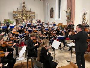Das Sinfonieorchester der Musik- und Kunstschule Achern Oberkirch spielt in einer Kirche