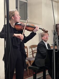 Junge Geigerin mit Pianist