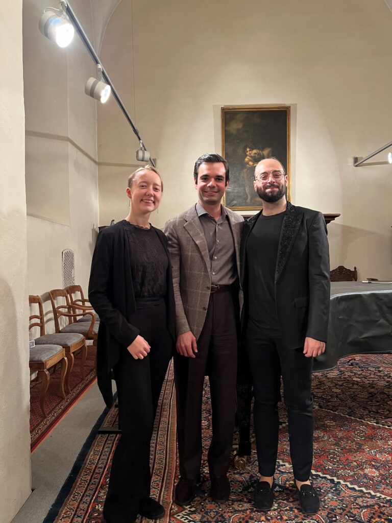 MusikerInnen in der Alten Kirche Fautenbach vor schwarzem Flügel