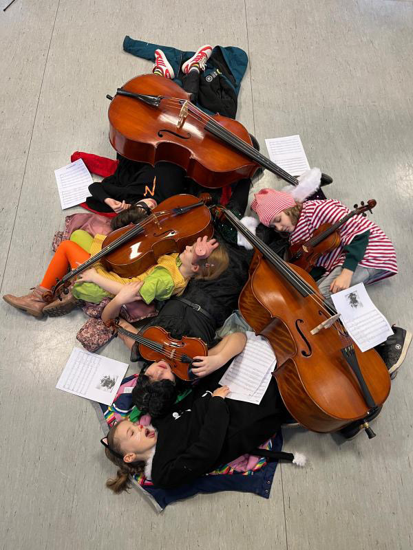 Kostümierte Kinder mit Instrumenten einer Streicherklasse
