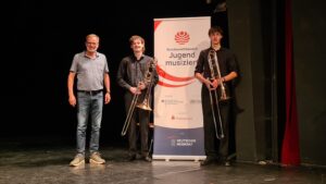 Posaunenduo Marius Munz und Benedikt Kasper mit Lehrer Michael Fünfgeld
