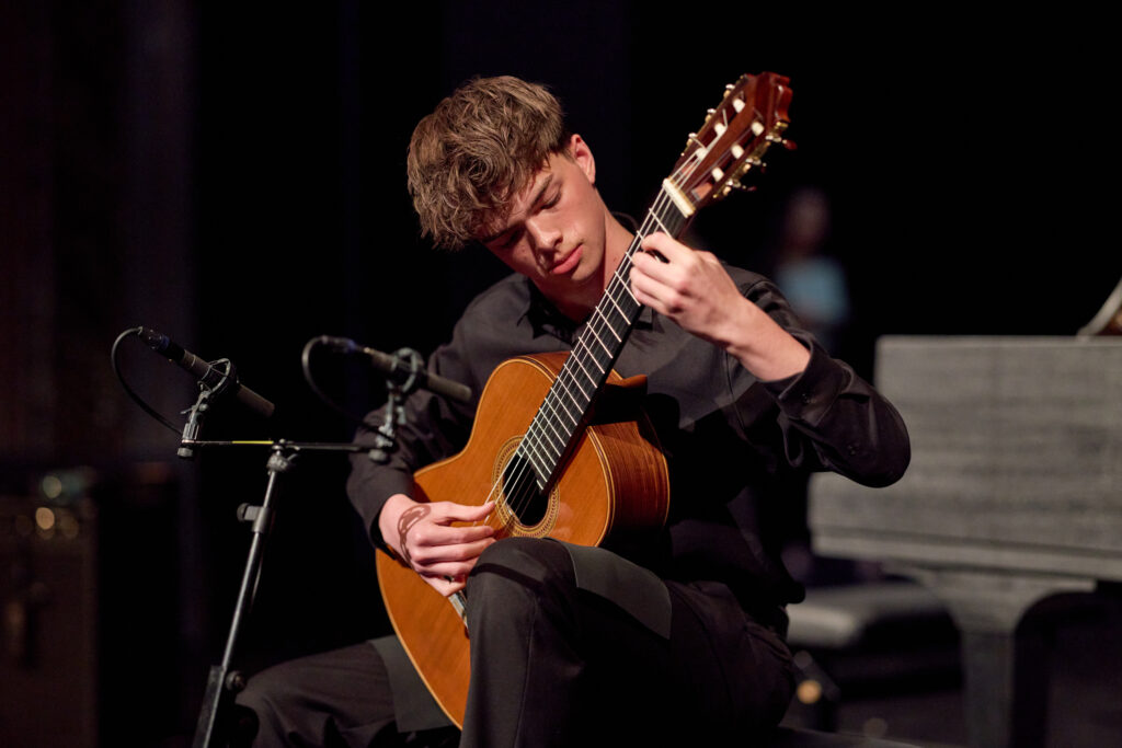 Junger Musiker mit Gitarre ©Oliver Borchert DMR