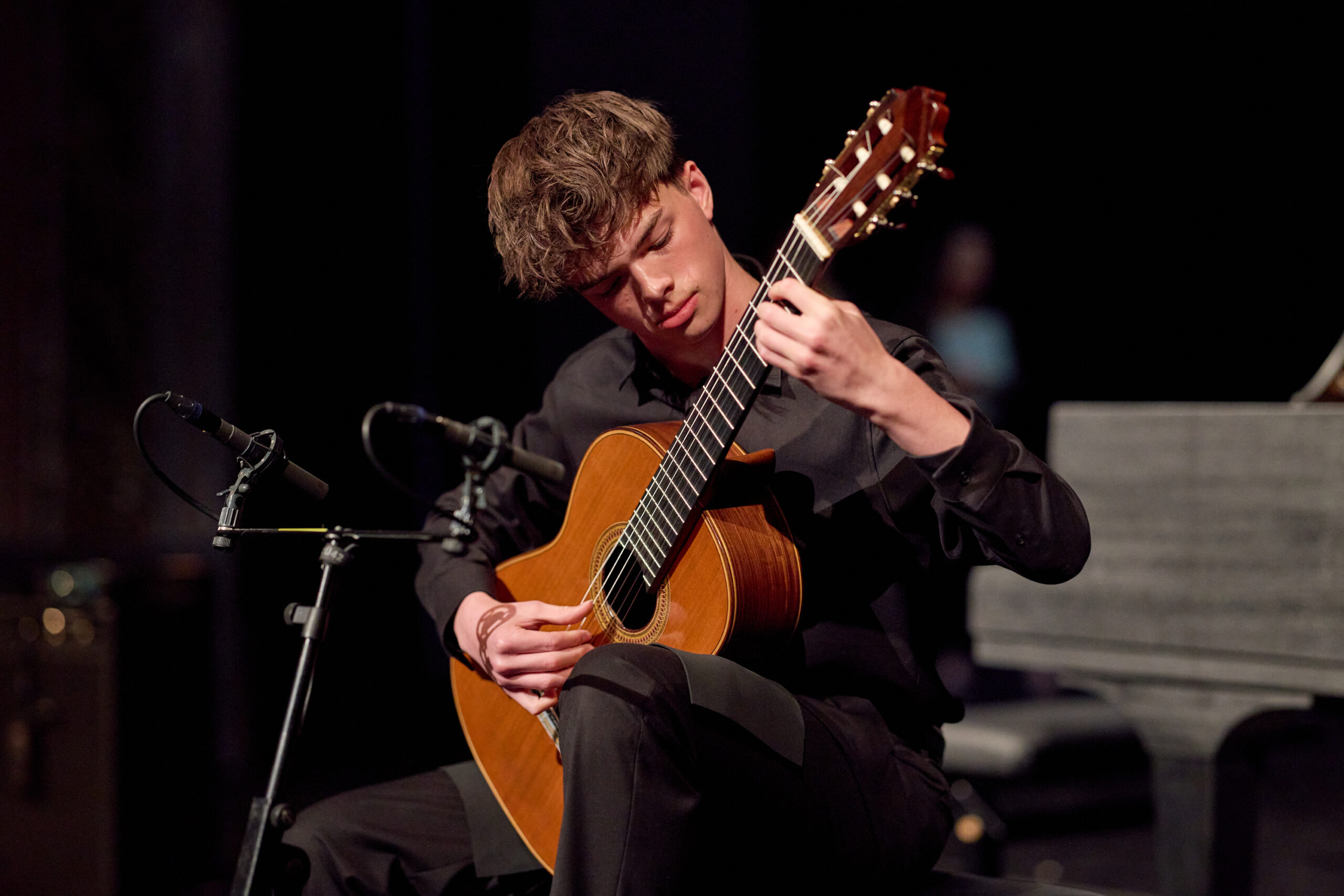 Junger Musiker mit Gitarre ©Oliver Borchert DMR