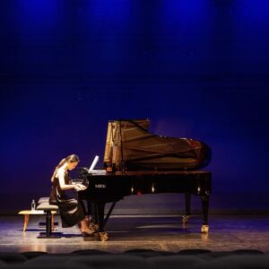 Pianistin auf Bühne an Fazioli Flügel